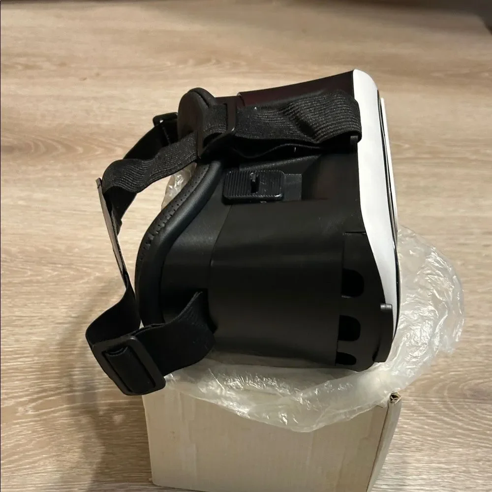 VeeR Virtual Reality Headset - White and Black